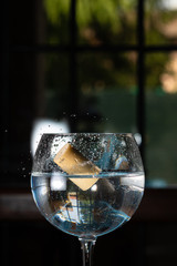 Tappo lanciato nel bicchiere d'acqua