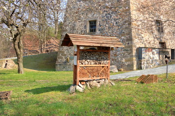 Naklejka premium wild bee and insect shelter hotel