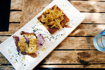 Spanische Tapas im Sommer Urlaub auf der Restaurant Terrasse 