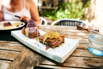 Spanische Tapas im Sommer Urlaub auf der Restaurant Terrasse 