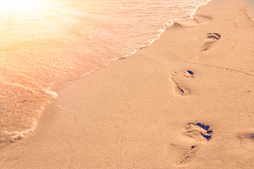 夕焼けのビーチに足跡 散歩して気分転換 footprints in the sunset beach sand background