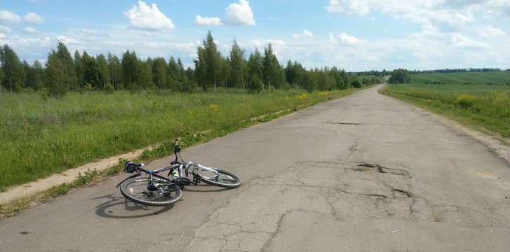 Summer cycling on the roads of Russian suburbs