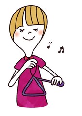トライアングルを鳴らす女性