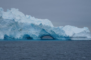 Fototapeta na wymiar Beautiful Iceberg