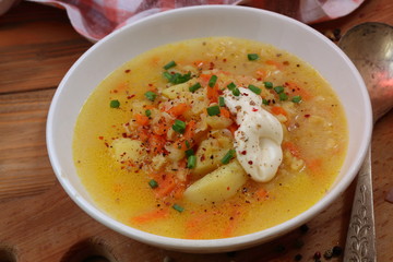 Pea soup with pepper and breadcrumbs
