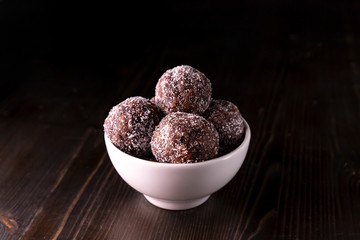 Raw energy balls, all natural healthy raw energy bites