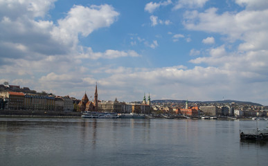 Fototapeta na wymiar view of the Danube river and the coast of Budapest