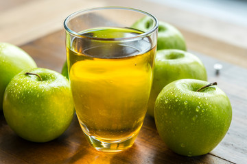 Fototapeta na wymiar Fresh organic green apple juice