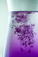 Bunte Tropfen färben Wasser im Labor