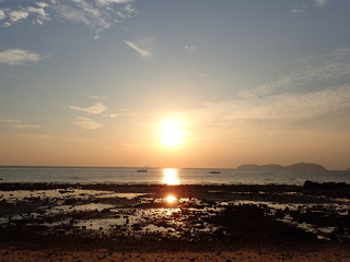 マレーシアの海岸から眺める夕日