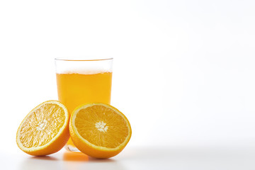 Orange juice and slices of orange