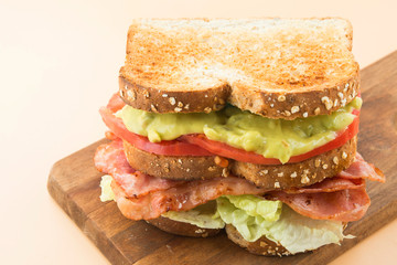 Sandwich LGBT lettuce, guacamole, bacon and tomato