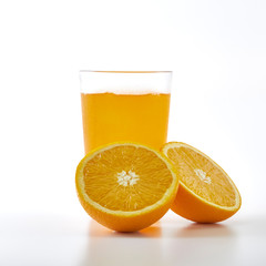 Orange juice and slices of orange