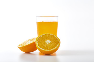 Orange juice and slices of orange