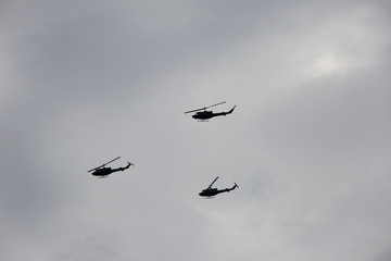 曇天に飛ぶ複数のヘリコプター