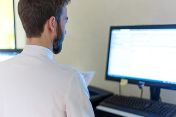Personnel staff médecin infirmier médical au bureau devant écran ordinateur