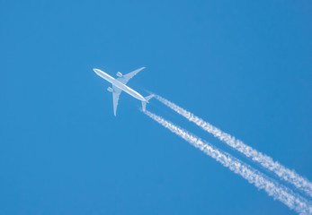 Flugzeug hoch am Himmel