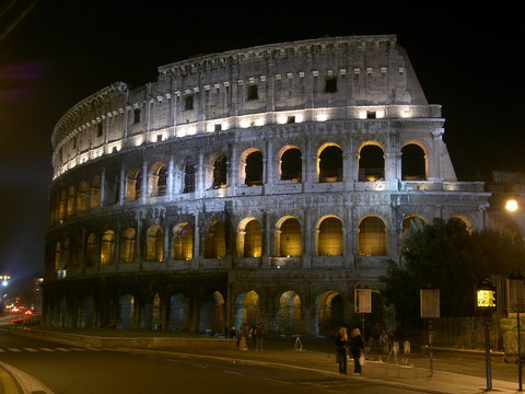 Imagen nocturna del Coliseo de Roma iluminado
