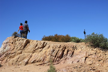 jóvenes exploradores sobre montaña