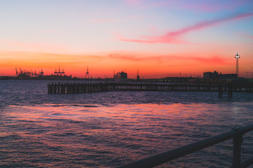 Obraz premium Lovely summer's evening sunset from the Town Quay Pier in Southampton