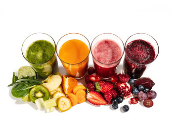 Wybór kolorowych koktajli i składników w szklankach, białe tło.