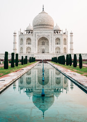 Naklejka premium Tal Mahal i jego odbicie w basenie wewnętrznym