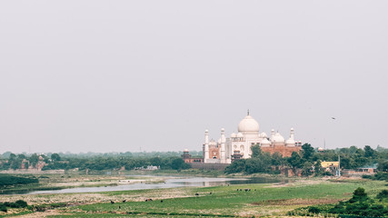 Fototapeta na wymiar Taj Mahal depuis le fort rouge 