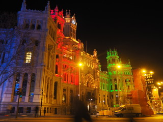 Ayuntamiento de Madrid, edificio histórico iluminado de noche.