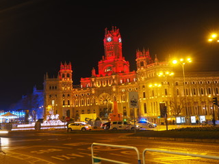 Ayuntamiento de Madrid, edificio histórico iluminado de noche.