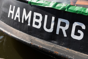 Schiff im Detail mit der Beschriftung "Hamburg"