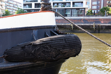 Stoßdämpfer an einem Schiff