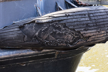 Stoßdämpfer an einem Schiff