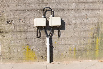 Strom-Verteilerdose in symmetrischer Anordnung