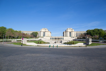 Jardin du Trocadero et le Palais de Chaillot pendant le confinement du au Coronavirus. Sans...