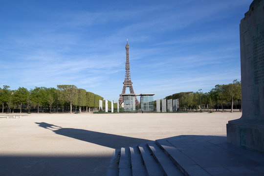 Arbres du Champ de Mars devant la Tour Eiffel, pendant le confinement du au Coronavirus. Sans personnage et sans vehicule. 