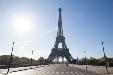 Pont d’Iéna devant la tour Eiffel pendant la période de confinement dû au coronavirus, avec tres tres peu de voitures et de pietons