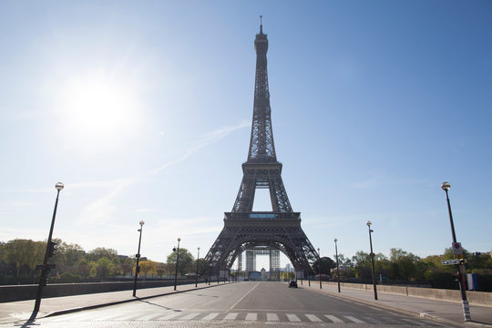 Pont d&rsquo;I&eacute;na devant la tour Eiffel pendant la p&eacute;riode de confinement d&ucirc; au coronavirus, avec tres tres peu de voitures et de pietons