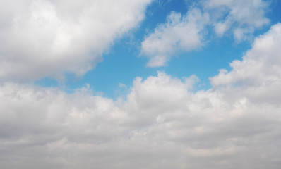 Obraz premium clouds swiftly swim through the blue sky of the day