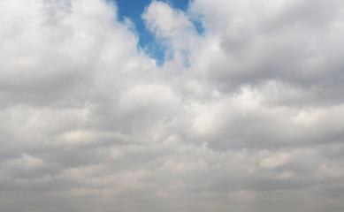 Obraz premium clouds swiftly swim through the blue sky of the day