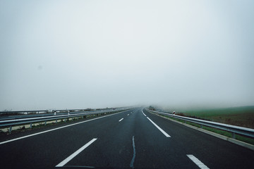 Fototapeta na wymiar Niebla en la carretera | Road trip fog 