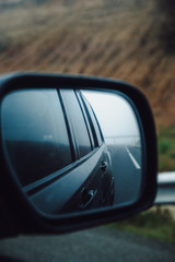 Carretera a traves del retrovisor 