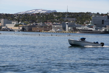 Obraz premium tromso tromsø water travel tourism sea coast nature port blue landscape sky harbor architecture europe boatship mountain summer bay view city beautifull 