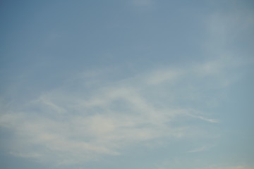 Klarer blauer reiner Himmel am Abend