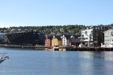 Obraz premium tromso tromsø water travel tourism sea coast nature port blue landscape sky harbor architecture europe boatship mountain summer bay view city beautifull 