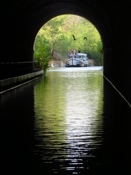 Canal du Midi, sortie du tunnel du Malpas, sous la colline d'Ens&eacute;rune (France)