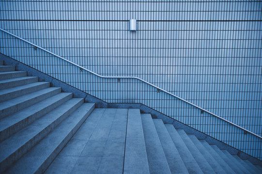 青いタイルの階段