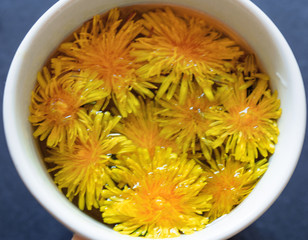 preparation of purifying herbal tea with fresh dandelion flowers