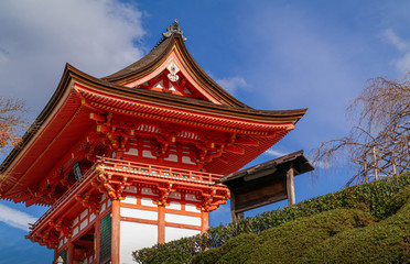 Fototapeta na wymiar Entrance of the famous Kiyomizu-dera temple located in Kyoto, Japan