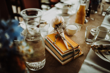 Hochzeitsdekoration mit Büchern