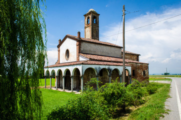 Naklejka premium Una piccola chiesa lungo la Via Francigena nella zona di Vercelli